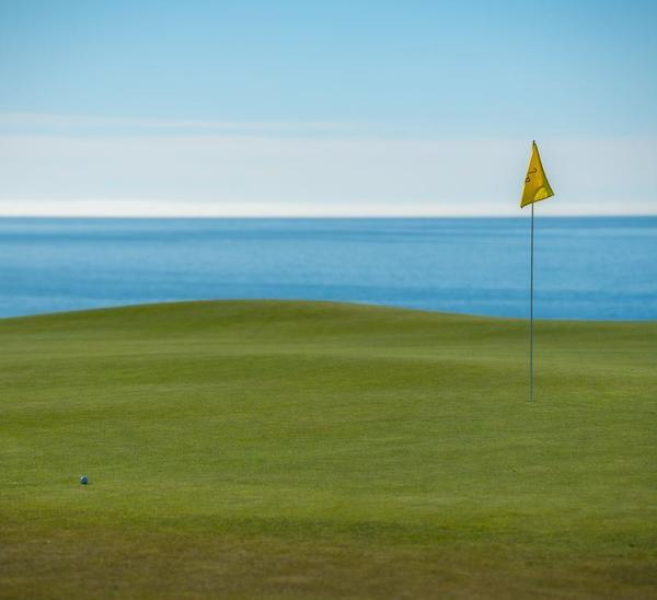 Hole-in-One Display Case: personalized golf gift idea (stock photo)